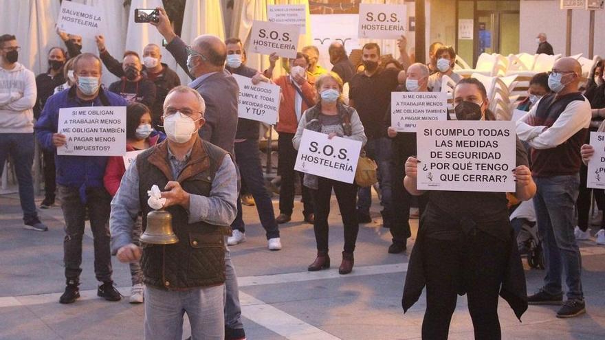 Cacerolada de la hostelería y el comercio de Cabra para demandar ayudas ante las medidas de cierre