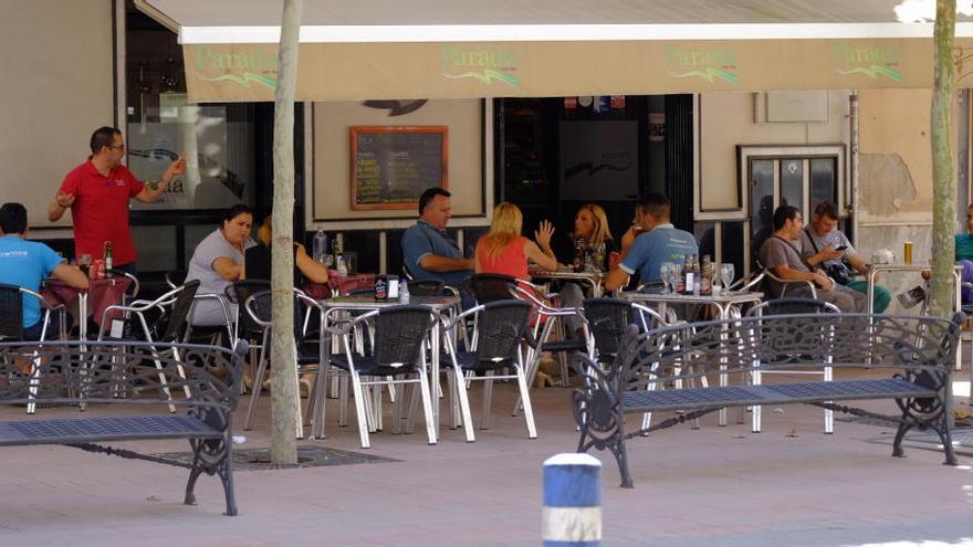 Novelda flexibiliza la tramitación para instalar terrazas en la calle