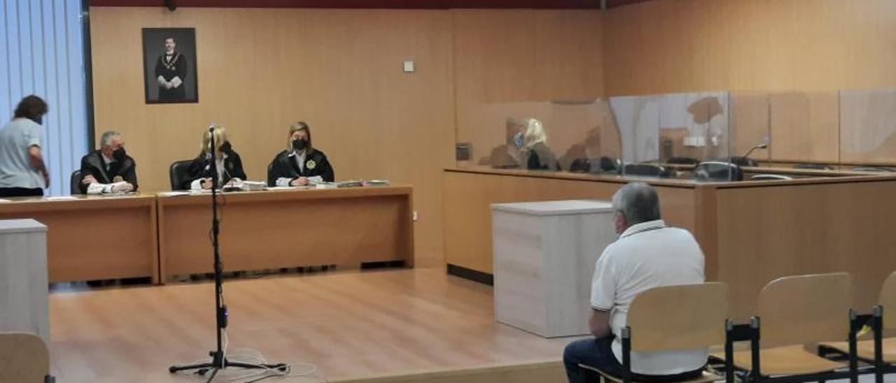 El acusado, en el banquillo, ayer por la mañana en la sección octava de la Audiencia, con sede en Gijón.