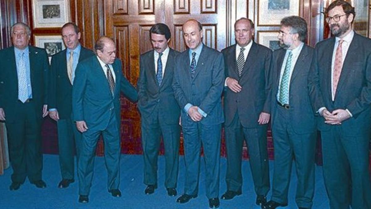 Pacto del Majestic 8 Pujol y Aznar, con otros cargos de sus partidos, en el Majestic, el 28 de abril de 1996.