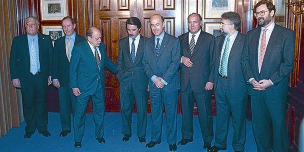 Pacte del Majestic 8 Pujol i Aznar, amb altres càrrecs dels seus partits, al Majestic, el 28 d’abril de 1996.