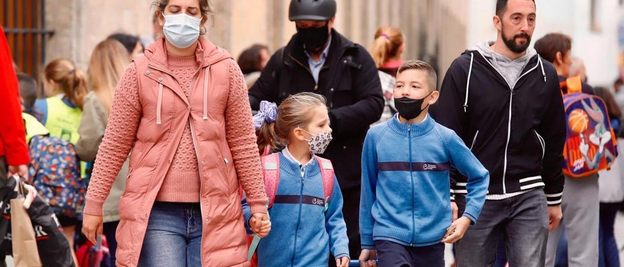 Primer día sin mascarilla obligatoria. salida de colegios alumnos