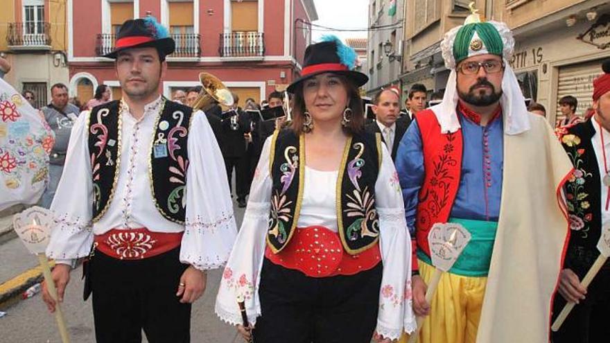 El edil de Fiestas, la alcaldesa, y el presidente de la Junta Central de Comparsas.