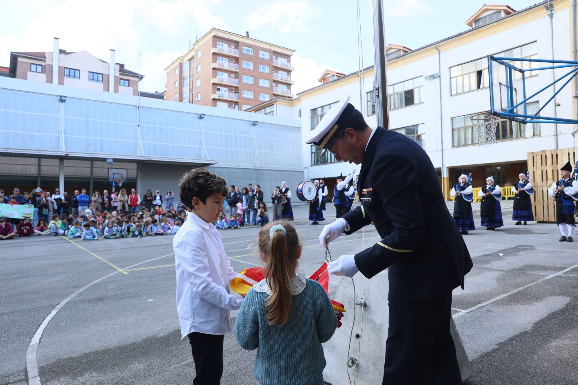 Escuelas Blancas. Acto de izado de la bandera con asistencia del delegado de Defensa y representantes de la Guardia Civil, la Policía Nacional y la Municipal, entre otros