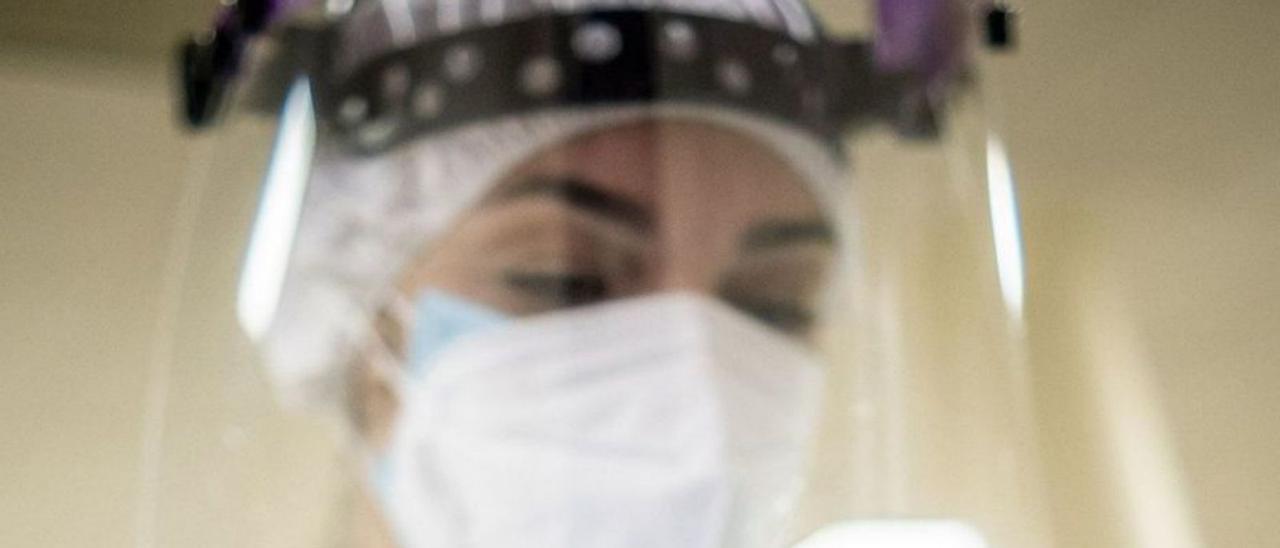 Una enfermera se prepara para realizar un test de coronavirus. | | ANDRÉS GUTIÉRREZ