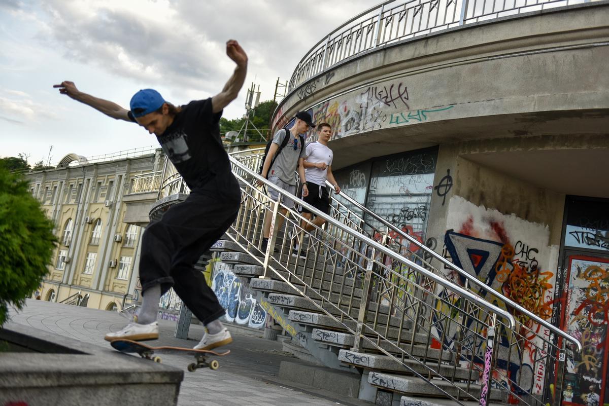 Un adolescente entrena con su monopatín