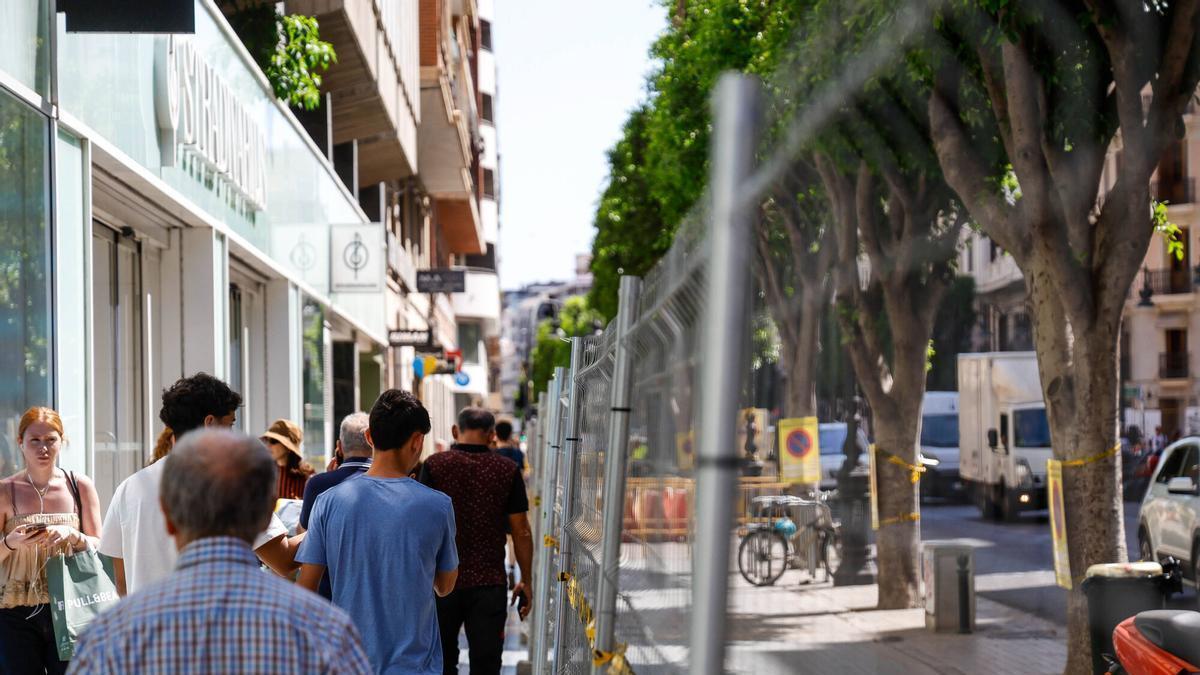 Viandantes por la calle Colón, que está ahora mismo en obras.