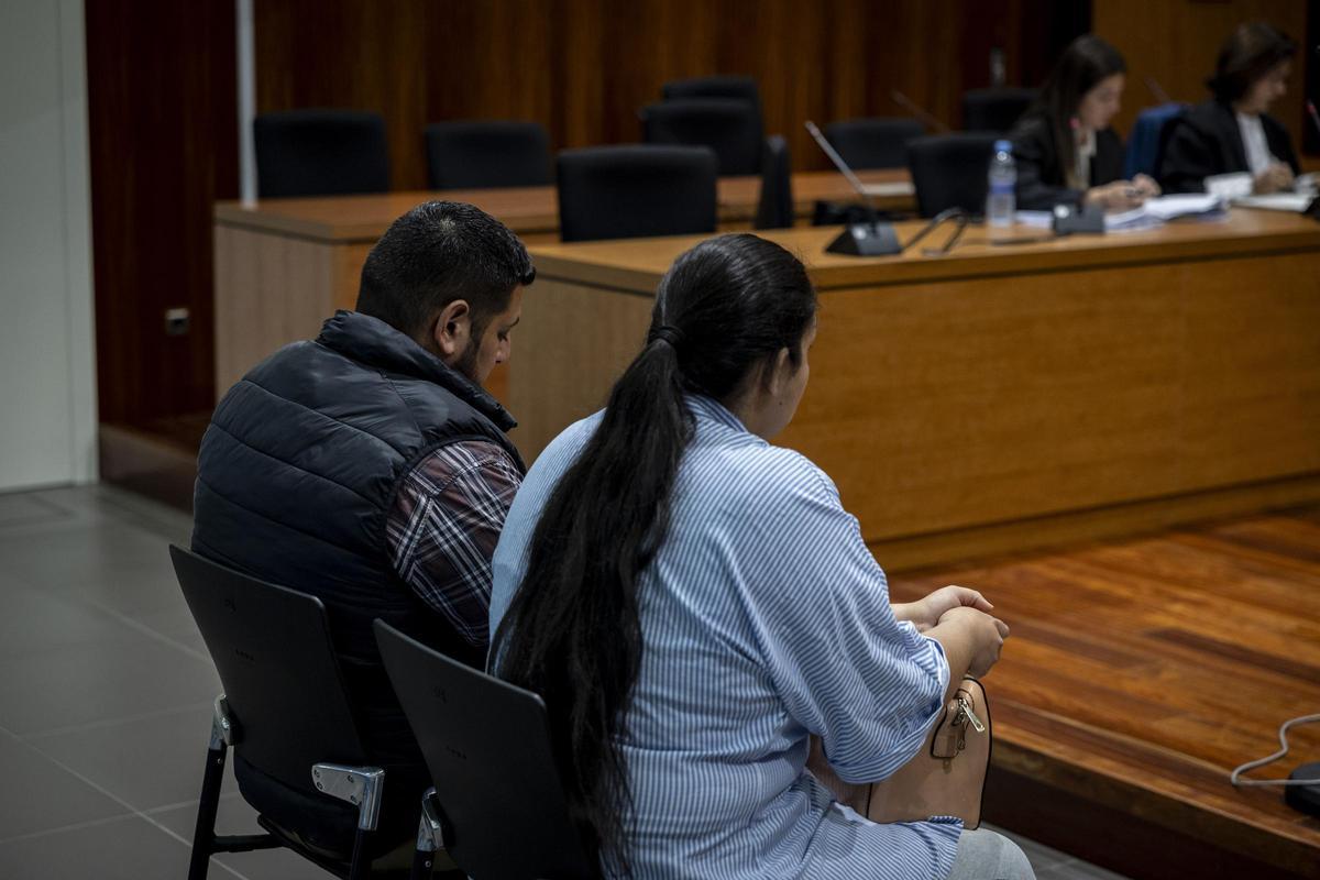 Los dos acusados, M. C. J. y Noelia J. J., en la vista celebrada este lunes en la Audiencia Provincial de Zaragoza.