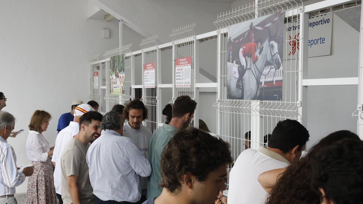 Aficionados en la zona de apuestas del Hípico.