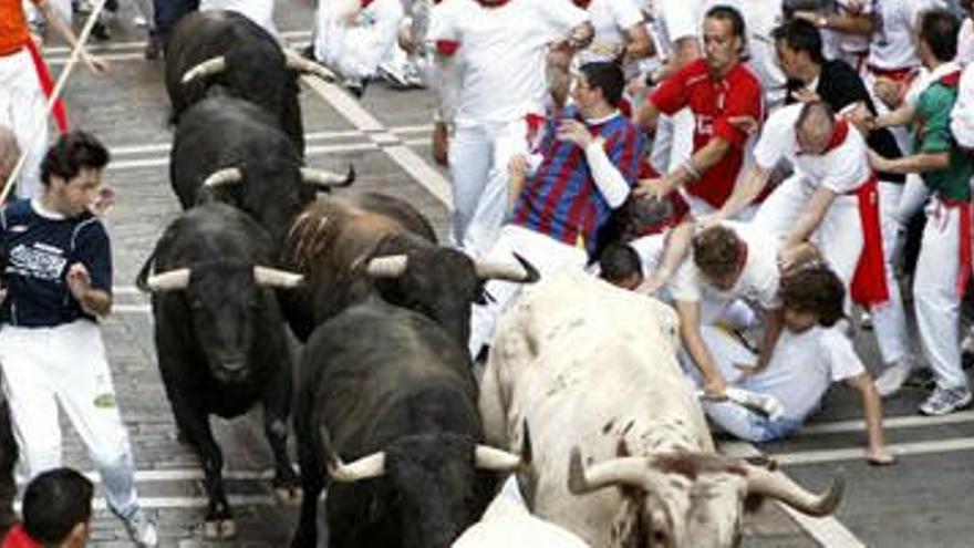 Momentos de apuro se pudieron observar en la calle Estafeta donde la caída de varios mozos pusieron en peligro su integridad fisica.