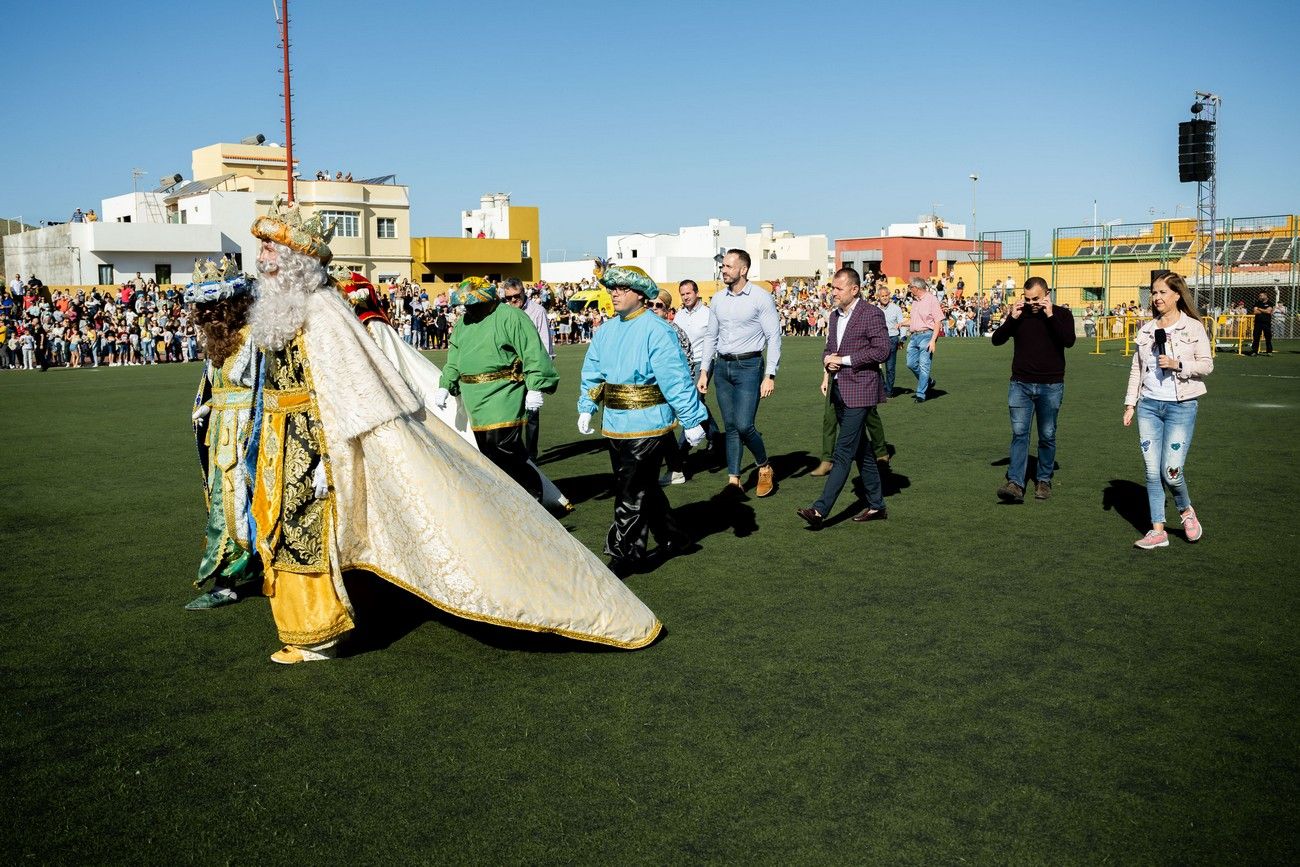 Miles de personas llenan de ilusión el Estadio de Barrial en la llegada de los Reyes Magos