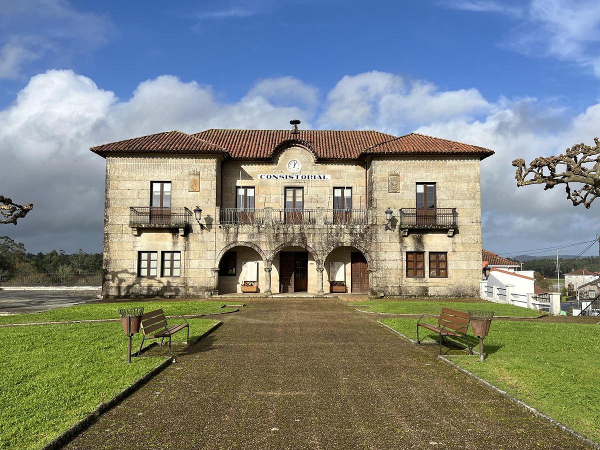 Fachada da casa consistorial de Zas.