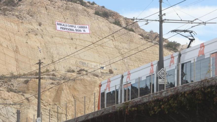 Una pancarta contra Barcala en la Serra Grossa, este jueves