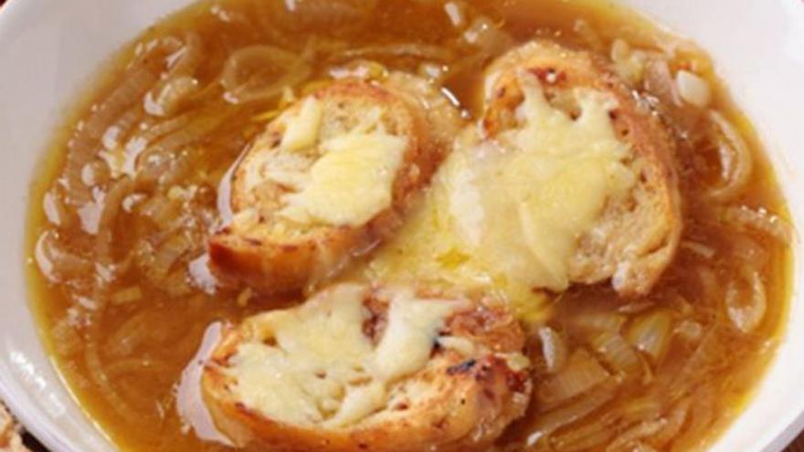 Sopa de ceba amb formatge gratinat