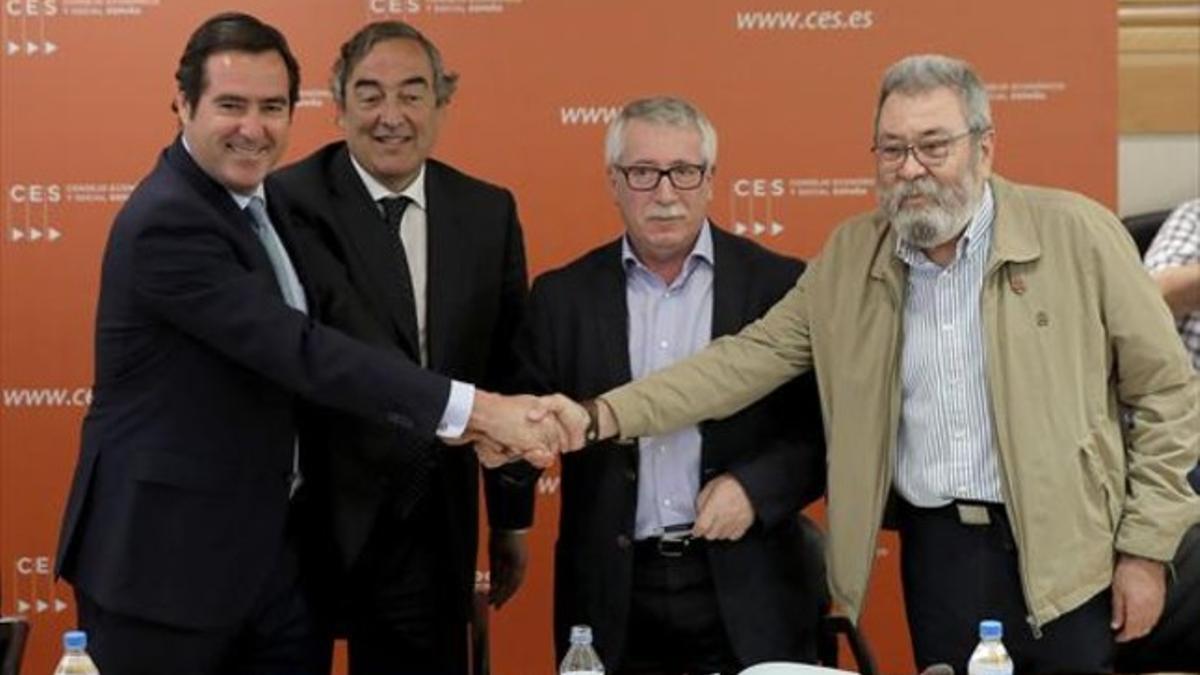 De izquierda a derecha, Antonio Garamendi (Cepyme), Juan Rosell (CEOE), Ignacio Fernández Toxo (CCOO) y Cándido Méndez (UGT), en la firma del AENC el día 8 de junio.