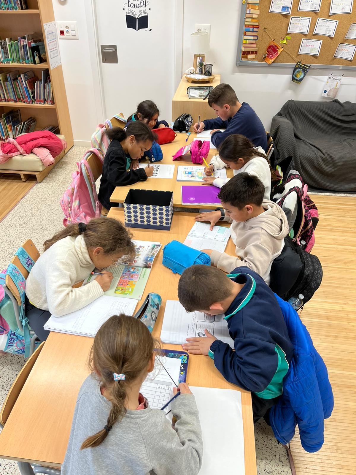 Alguns dels infants participants d'aquest servei que s'ha implantat recentment a l'escola de Vilamalla.