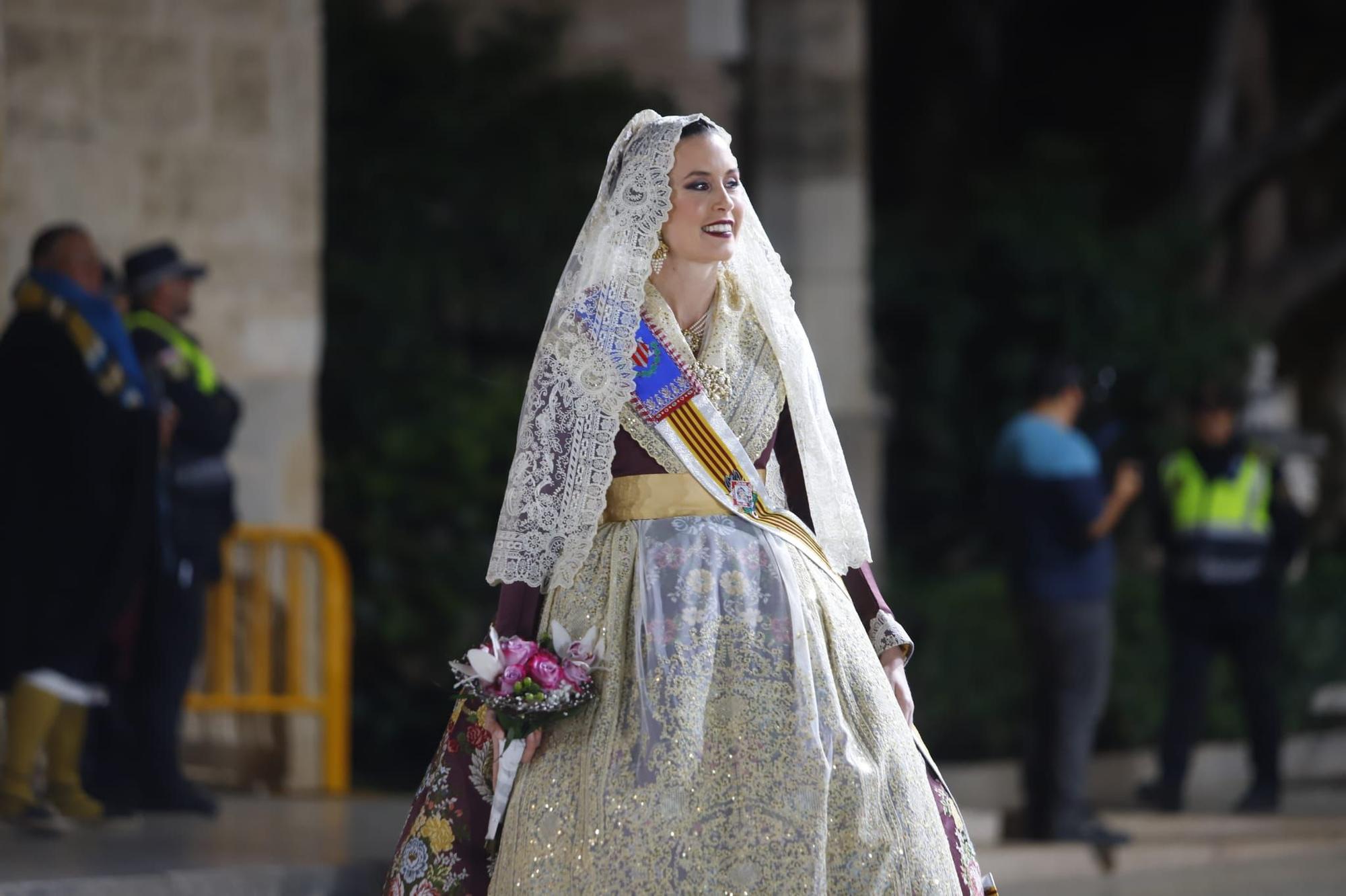 Laura Mengó y su corte coronan la ofrenda a la Virgen