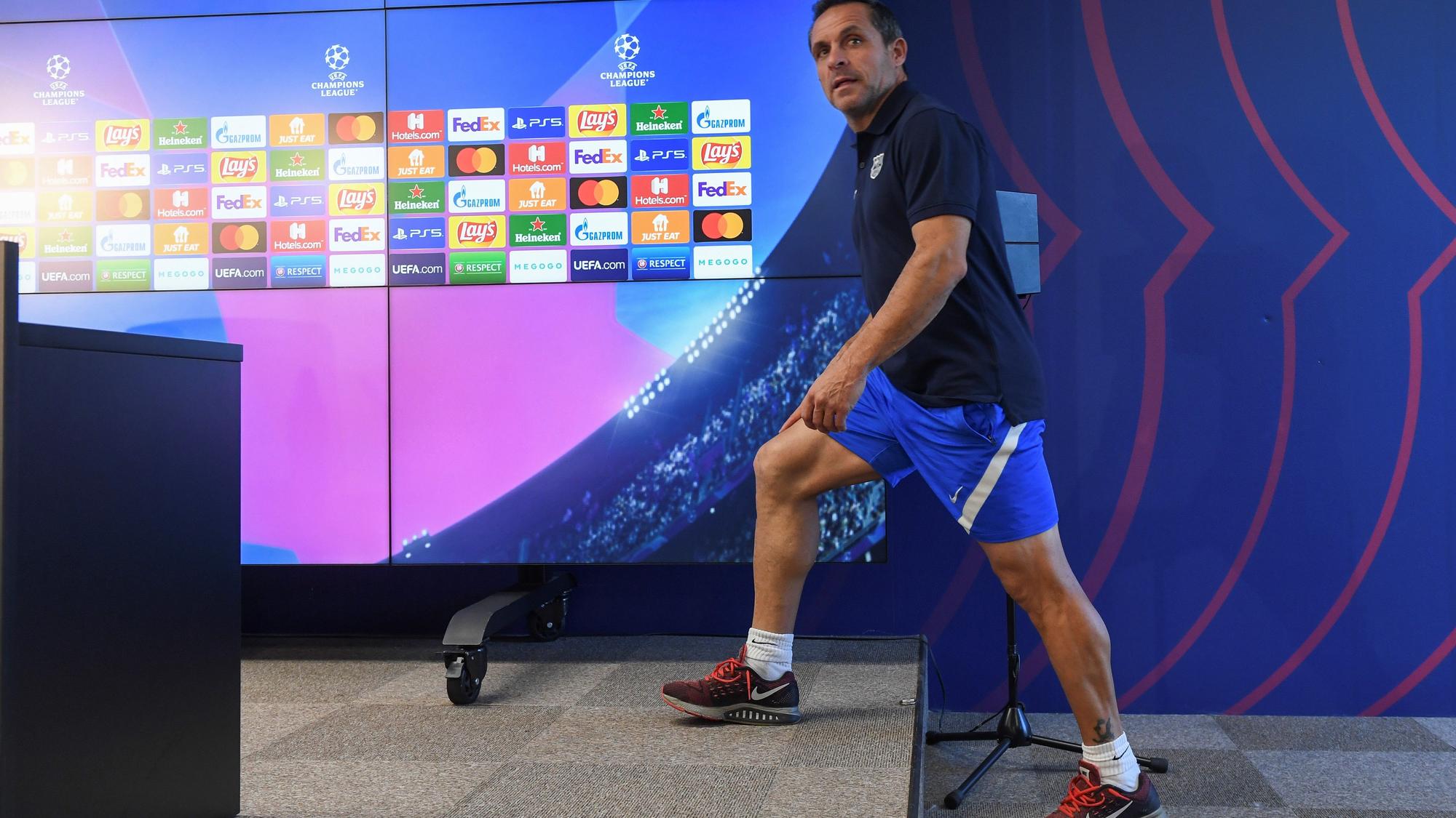 Sergi Barjuan entra en la sala de prensa de Sant Joan Despí.