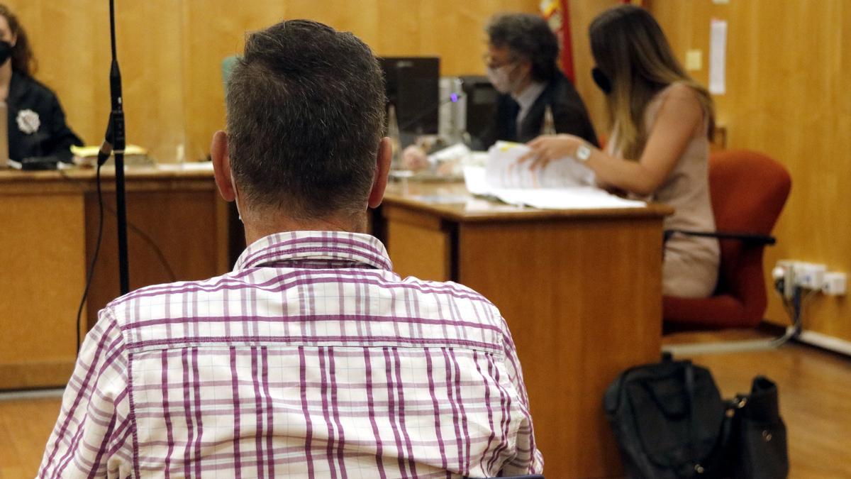 Pla mig de l&#039;acusat, d&#039;esquenes, durant el judici