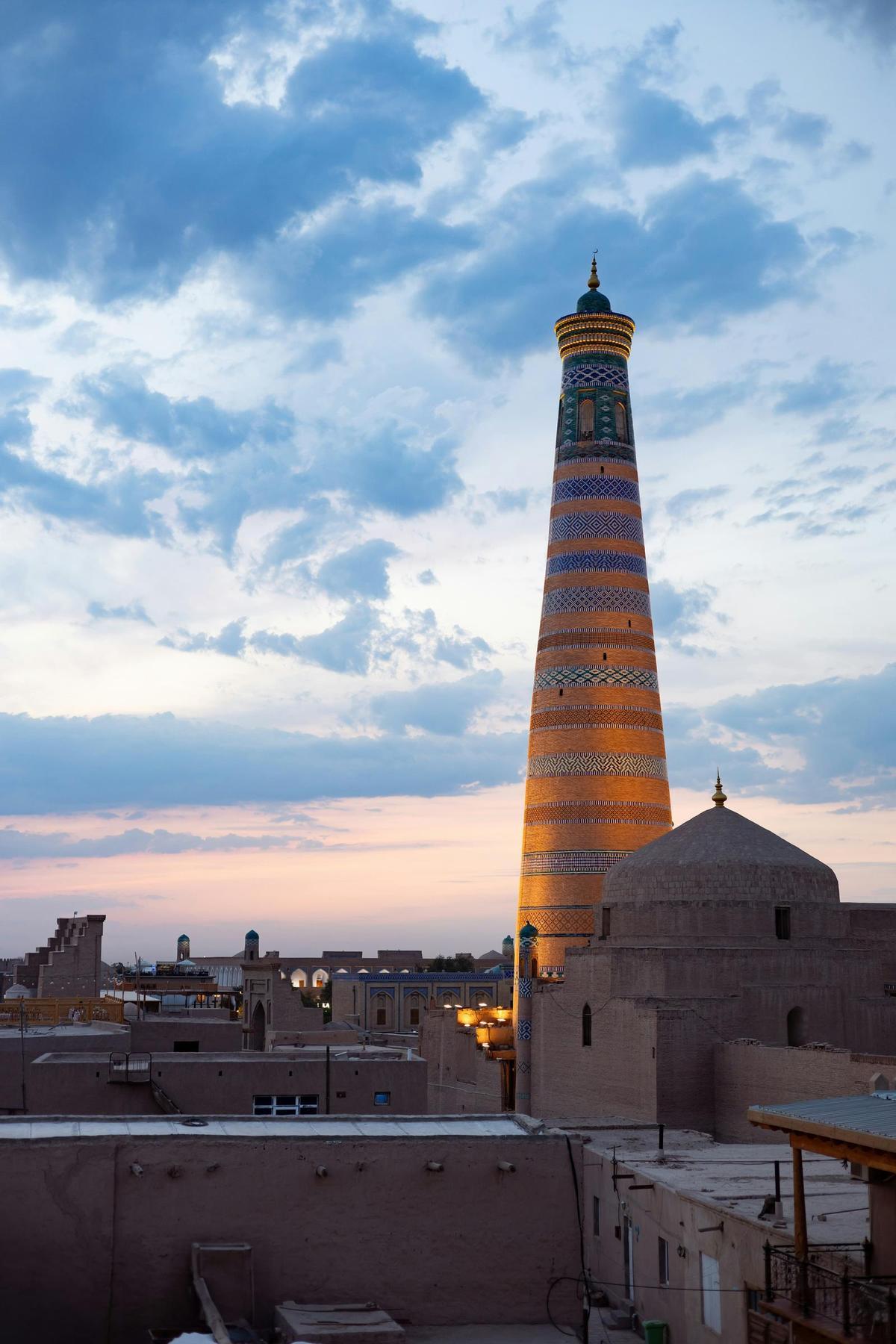 El Minarete de Islam Khodja, situado en Jiva, Uzbekistán