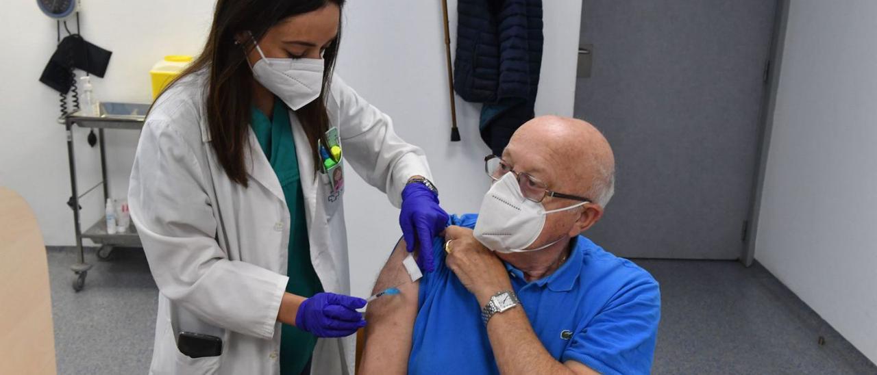 Un gallego mayor de 80 años recibe la vacuna contra el coronavirus, en octubre pasado. |   // VÍCTOR ECHAVE
