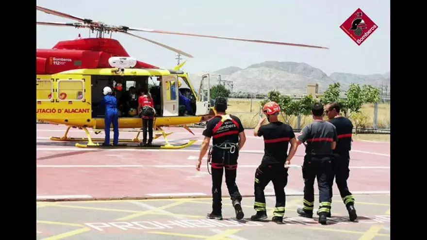 Los bomberos rescatan a un herido con politraumatismos en la playa Los Tiestos en Poble Nou