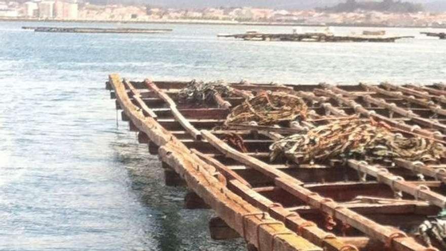 Una de las bateas robadas. Solo se aprecian cuerdas colgadas en la esquina de su proa, ya que todas las demás han desaparecido.  // Muñiz