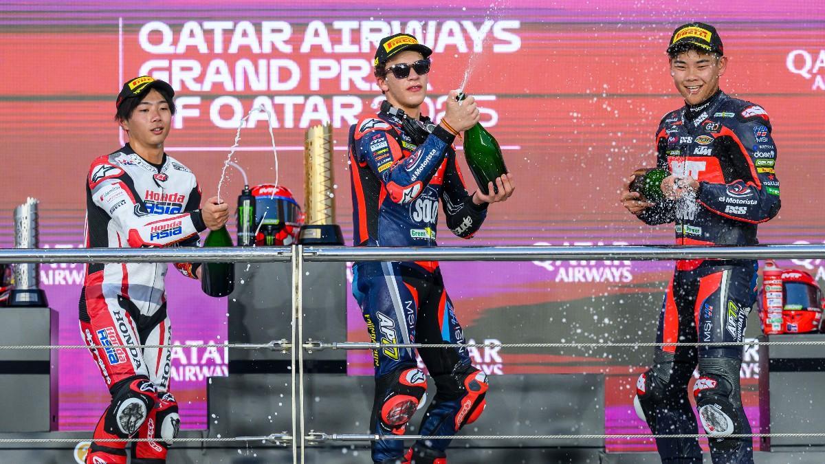 Ángel Piqueras celebra su victoria en el podio