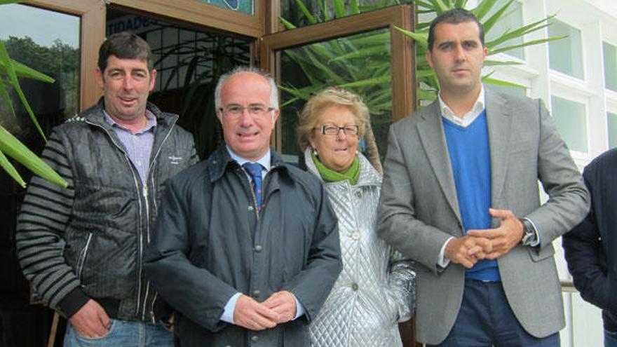 Costas, Durán, Vázquez y Valverde, ayer en el puerto de Panxón.