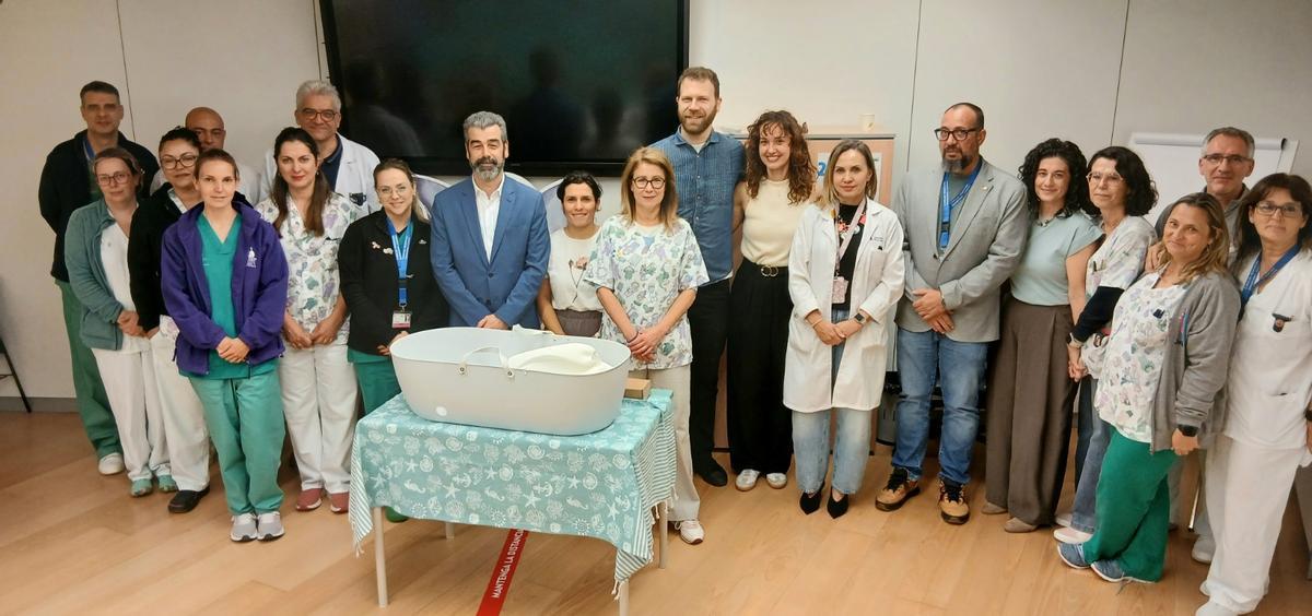 Donación de una 'cuna de abrazos' al HUC