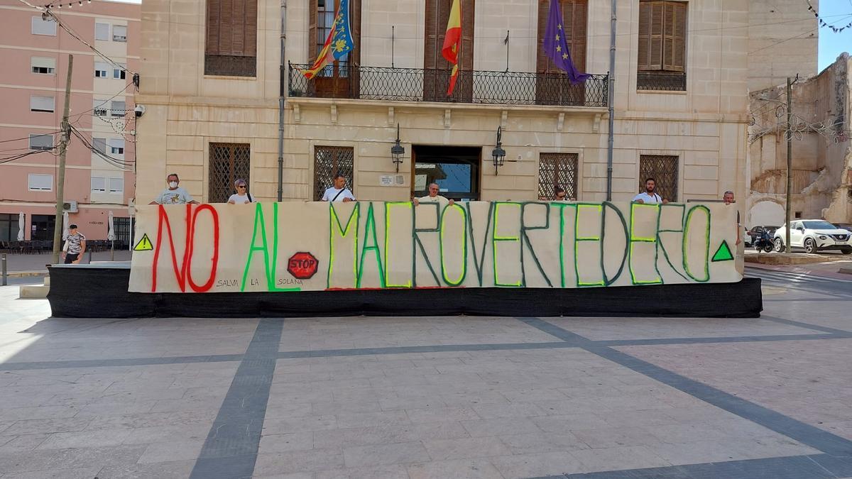 La pancarta contra el vertedero en Monóvar que vecinos y ecologistas desplegaron en el Ayuntamiento durante el pleno.