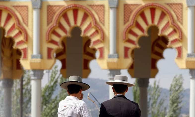 Martes de feria, el real toma color