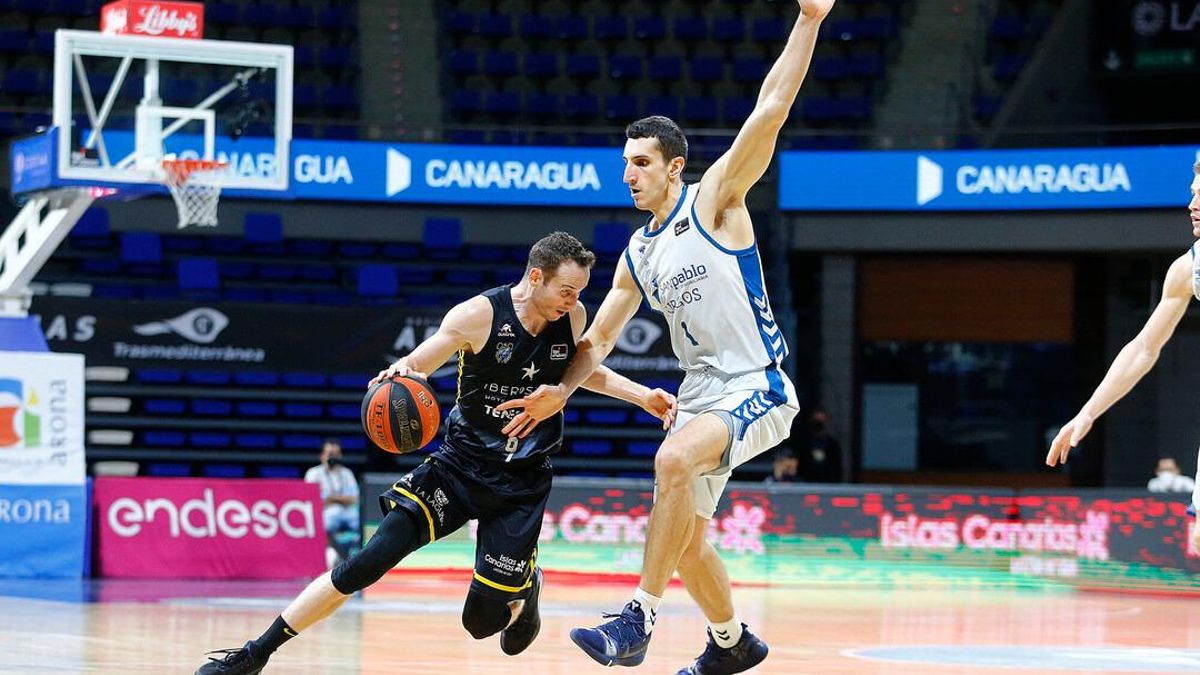 Huertas trata de dejar atrás a Kravic en el Lenovo Tenerife-Burgos de la Liga Endesa.