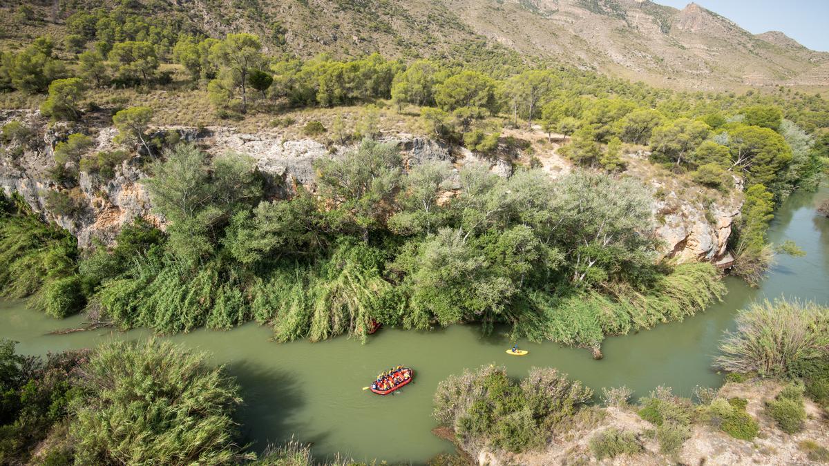 Hacer un descenso por el río Segura es una escapada ideal para disfrutar de la naturaleza y el deporte.