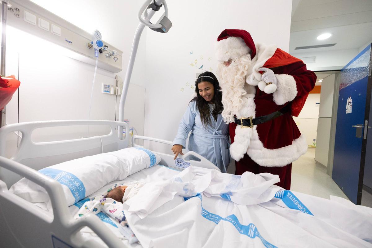 Todas las imágenes de la visita de Papá Noel al hospital Can Misses