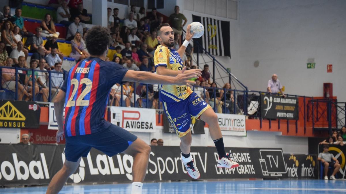 Cuenca, en una acción del partido entre el Ximénez y el Barça.