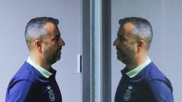 Diego Martínez Penas abandona la sala de prensa de la Ciudad Deportiva de Barranco Seco,  el pasado marzo. | JOSÉ CARLOS GUERRA