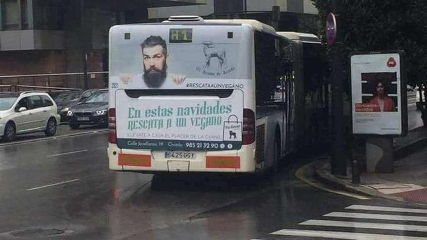 Un autobús urbano con un anuncio de la campaña publicitaria promovida por el asador, el martes.