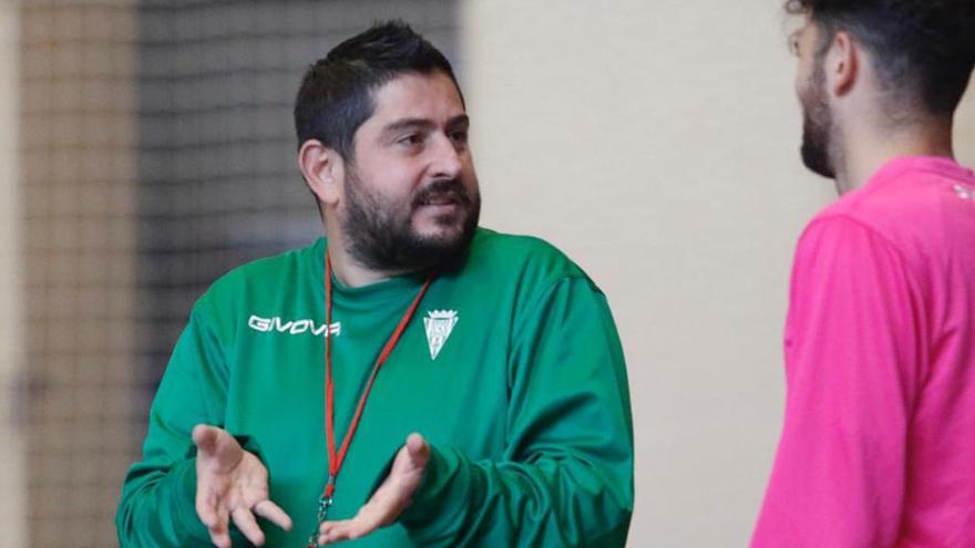 Josan González, entrenador del Córdoba Futsal Patrimonio, en un entrenamiento en Vista Alegre.