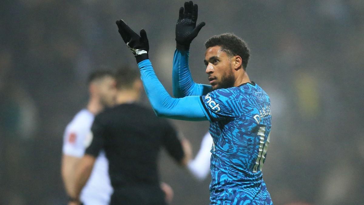 Danjuma celebrando su gol con el Tottenham