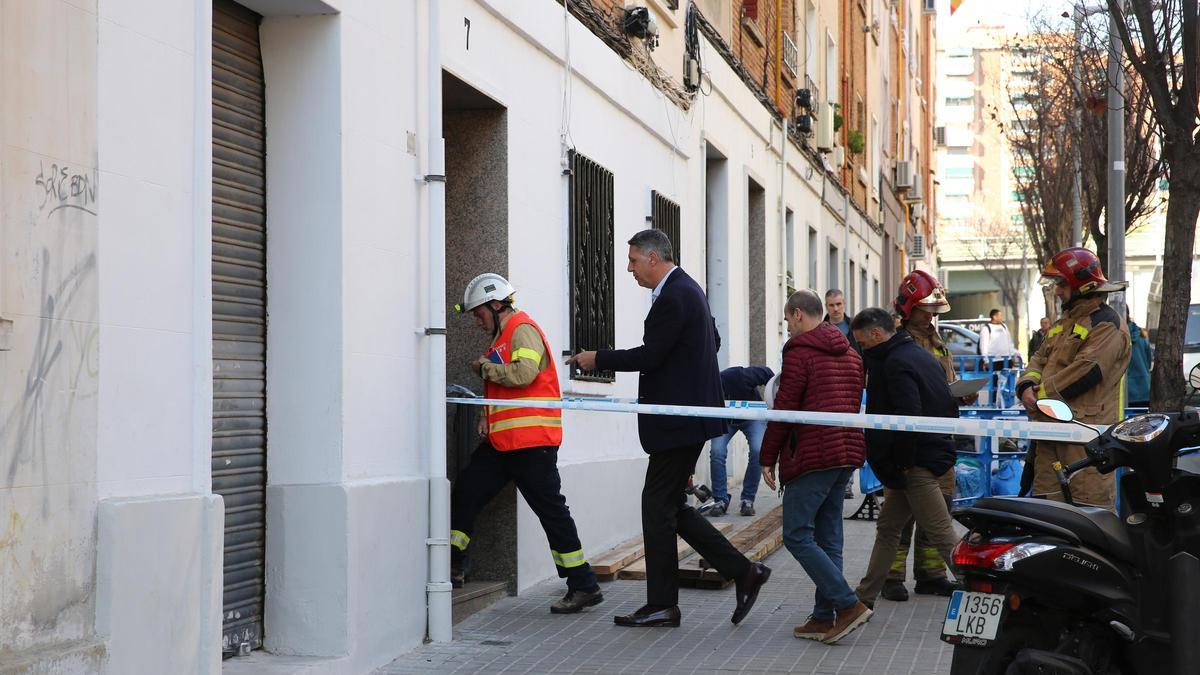 El alcalde Albiol entra al número 7 de la calle del Canigó de Badalona, minutos después de la evacuación de los vecinos tras aparecer una grieta