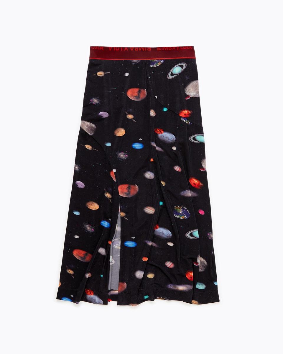 Falda midi con estampado universo negro, de Bimba &amp; Lola (57 euros)