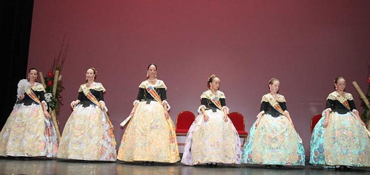 El escenario del Gran Teatro fue testigo de la emoción que se vivió anoche en la proclamación de las nuevas reinas y damas de las fiestas de Elche