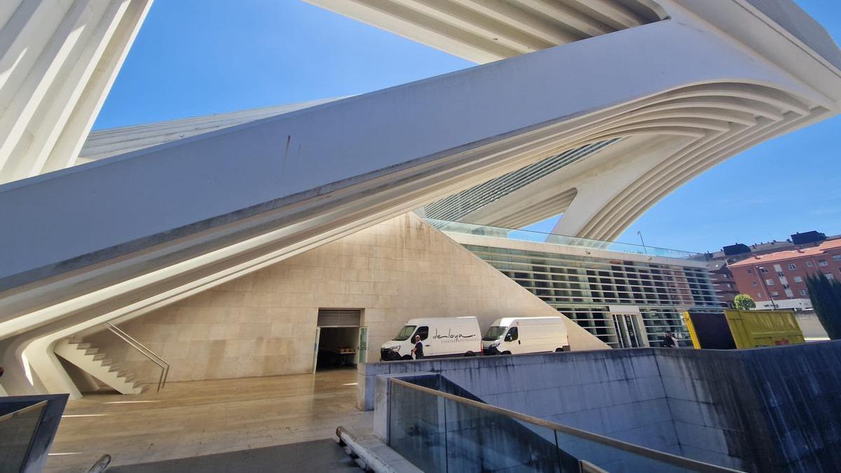 Furgones de catering aparcados en la entrada del nuevo local adquirido por el Ayuntamiento en el Calatrava.