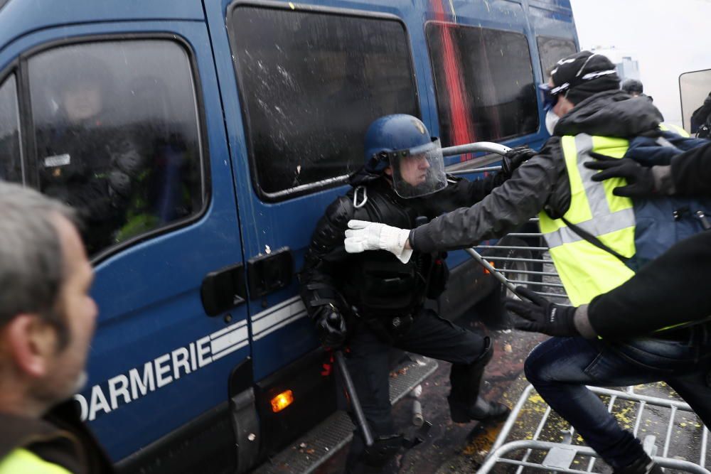 Enfrentamientos en el centro de París.