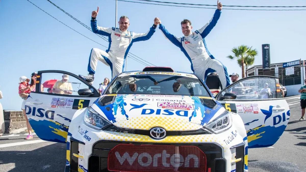 Yeray Mújica y Enrique Cruz, copiloto y piloto respectivamente, tras ganar el Rallye Ciudad de La Laguna en una pasada edición.