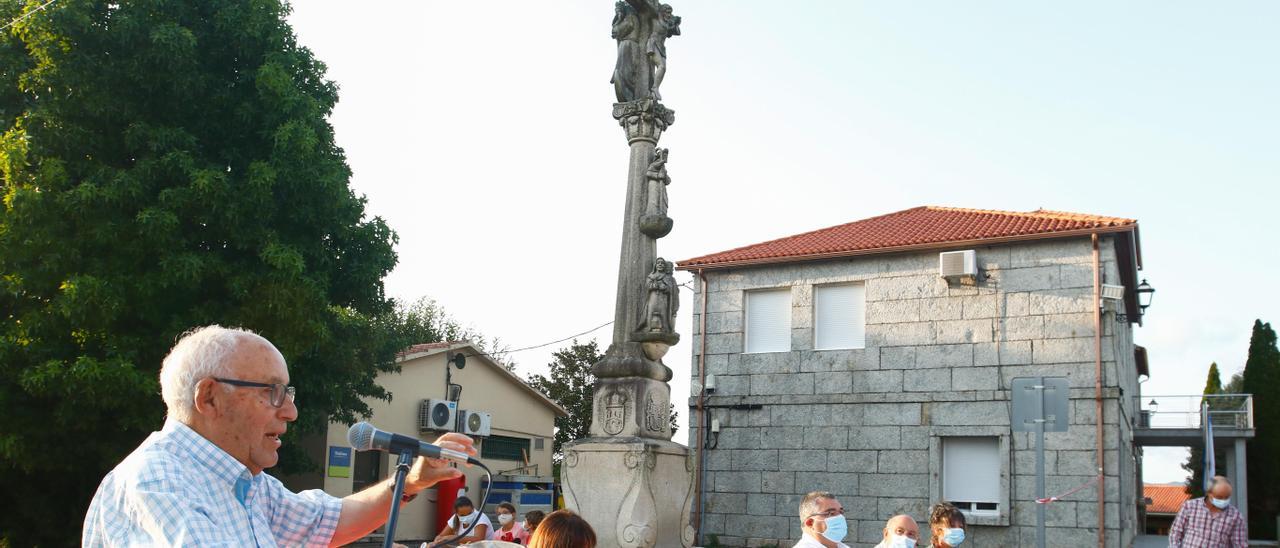 Hernando Martínez Chantada, en la presentación del libro, ayer en la Praza do Concello, en la que hay un &quot;cruceiro&quot; moderno