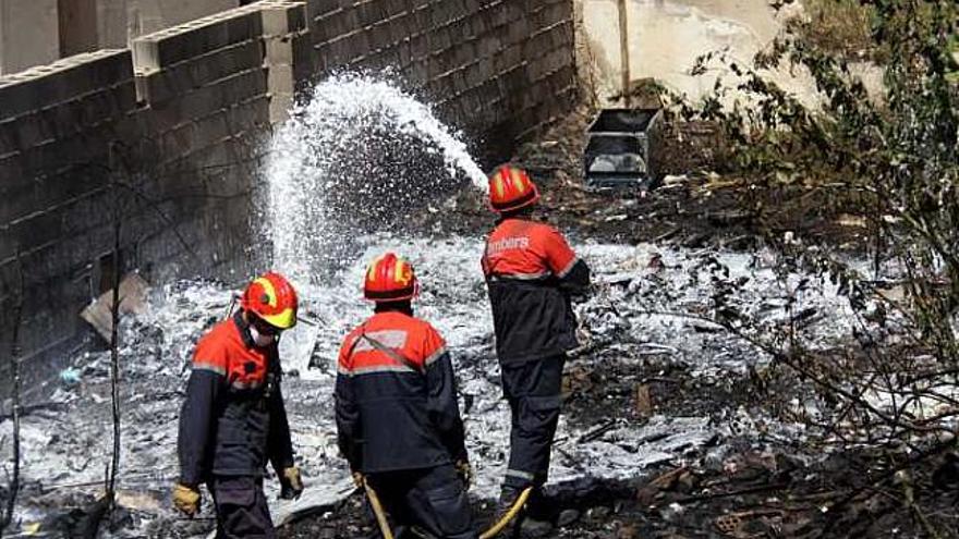 Efectivos de los bomberos apagando un fuego esta semana.