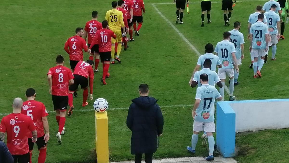 Viveiro y Estradense saltan al terreno de juego, ayer, en el Municipal de Cantarrana. |