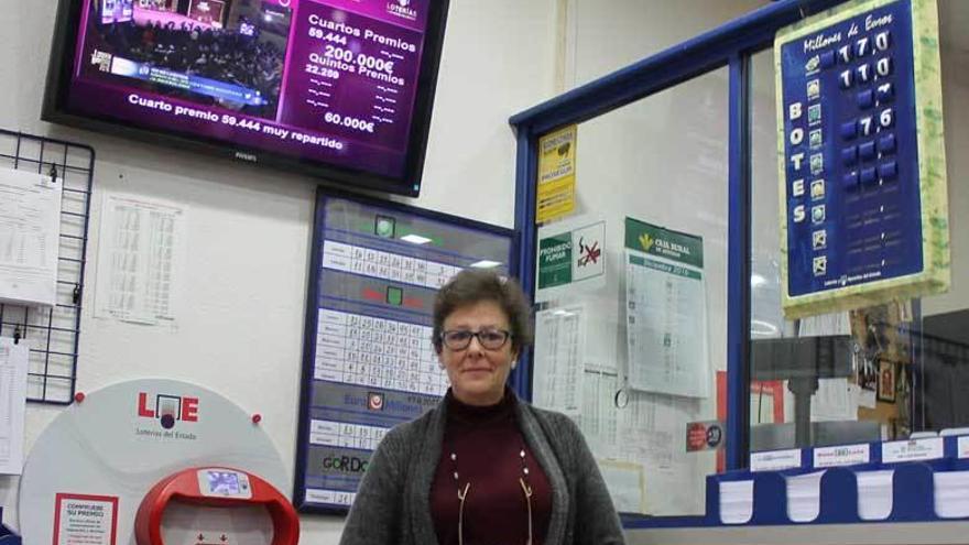 Cecilia Suárez en su establecimiento siguiendo el sorteo por su televisión tras dar un quinto premio.